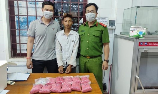 Công an tỉnh Quảng Trị bắt đối tượng vận chuyển ma túy số lượng lớn. Ảnh: CA Quảng Trị.