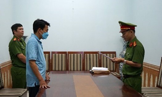 Bắt tam giám ông Nguyễn Bá Tín về hành vi chống người thi hành công vụ. Ảnh: Công an