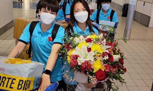 Huỳnh Như và đồng đội tại tuyển Việt Nam nhận hoa từ kiều bào tại Pháp. Ảnh: VFF