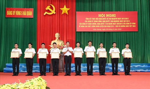 Chuẩn Đô đốc Nguyễn Duy Tỷ tặng Giấy khen cho các tập thể, cá nhân có thành tích tốt trong thực hiện Nghị quyết 765. Ảnh: V5HQ