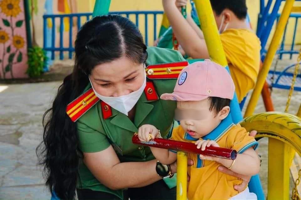 Bình Thuận: Tặng quà cho trẻ em với tổng giá trị 60 triệu đồng
