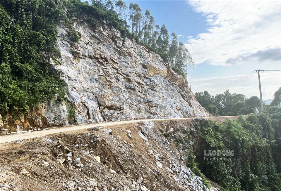 Tiềm ẩn nguy cơ đá lăn, sạt lở trên tuyến đường Tân Trào đi đến Cấm (Tràng Đà, TP. Tuyên Quang).