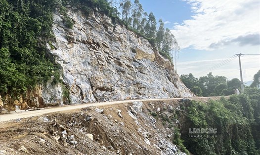 Tiềm ẩn nguy cơ đá lăn, sạt lở trên tuyến đường Tân Trào đi đến Cấm (Tràng Đà, TP. Tuyên Quang).