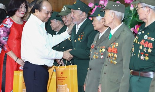 Chủ tịch nước Nguyễn Xuân Phúc tặng quà cho các cựu chiến sĩ Điện Biên tại tỉnh Điện Biên . Ảnh: VPCTN
