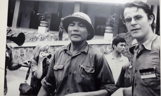 Đại tá Bùi Văn Tùng (bên trái) - Nguyên Chính ủy Lữ đoàn xe tăng 203 cùng nhà báo Borries Gallasch (Đức) tại sân dinh Độc Lập, Sài Gòn trưa 30.4.1975 - Ảnh tư liệu, chụp lại