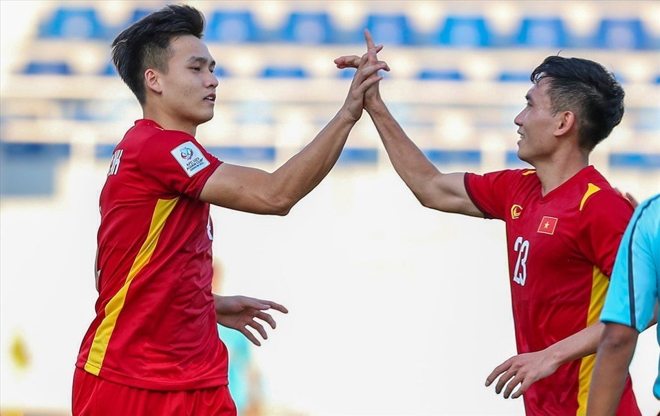 Bùi Hoàng Việt Anh (trái) là 1 trong số ít cầu thủ U23 Việt Nam tìm được chỗ đứng tại câu lạc bộ. Ảnh: Trung Thu