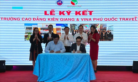 Trường cao Đẳng Kiên Giang ký kết hợp tác với Công ty TNHH Du lịch Vina Phú Quốc  về phát triển nguồn nhân lực chất lượng cao. Ảnh: PV