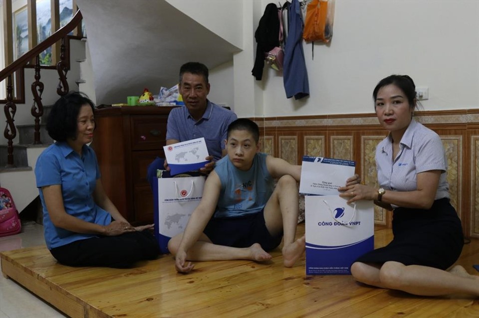 Lãnh đạo Công đoàn Thông tin và Truyền thông Việt Nam thăm hỏi và tặng quà gia đình cán bộ, công nhân viên, đoàn viên công đoàn Viễn thông Hà Nội.