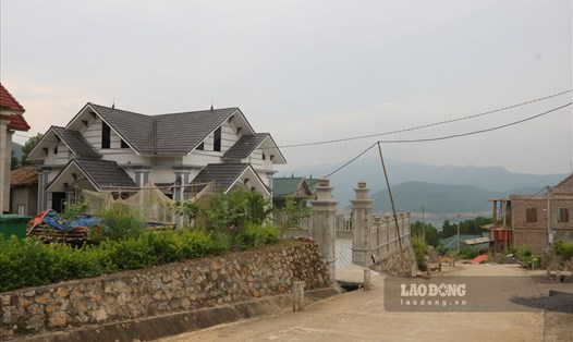 Cuộc sống mới đang dần hiện lên trên khu tái định cư Lau Bai, xã Vầy Nưa, huyện Đà Bắc, tỉnh Hòa Bình. Ảnh: Khánh Linh