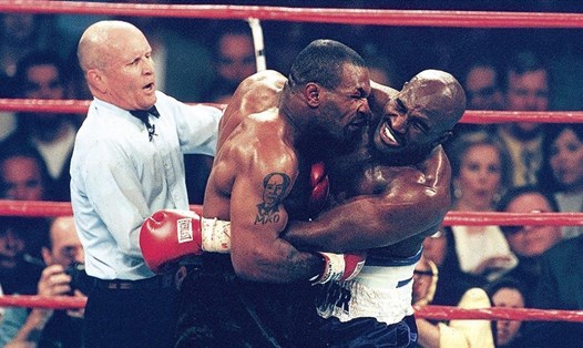 Đã 25 năm trôi qua kể từ ngày Mike Tyson cắn tai Evander Holyfield. Ảnh: LATimes