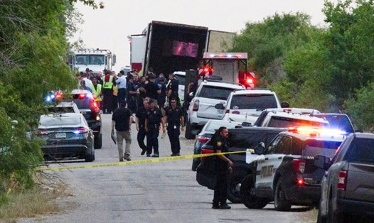 51 người di cư được phát hiện chết trong thùng xe container. Ảnh: Reuters