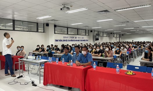 Chuyên viên Ban An toàn giao thông tỉnh Bắc Ninh truyền đạt các nội dung tại hội nghị.