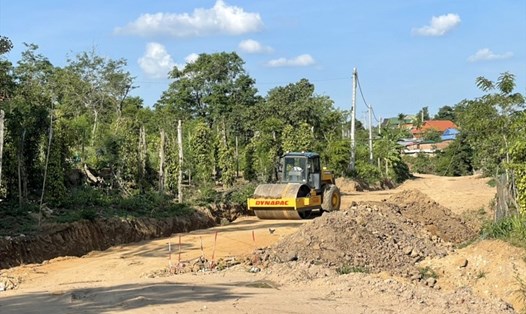Một nhà thầu đang triển khai thi cộng dự án đường giao thông ở tỉnh Đắk Lắk. Ảnh: Phan Tuấn