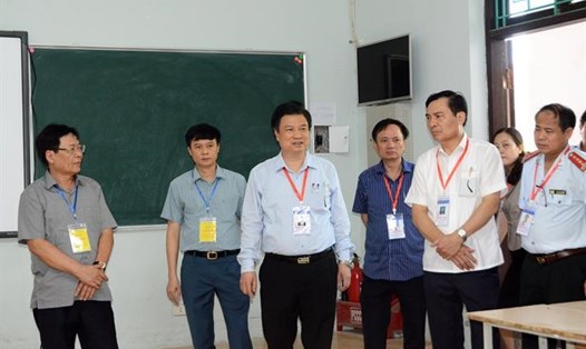Thứ trưởng Bộ Giáo dục và Đào tạo Nguyễn Hữu Độ kiểm tra công tác chuẩn bị cho kỳ thi tốt nghiệp THPT tại Nam Định.