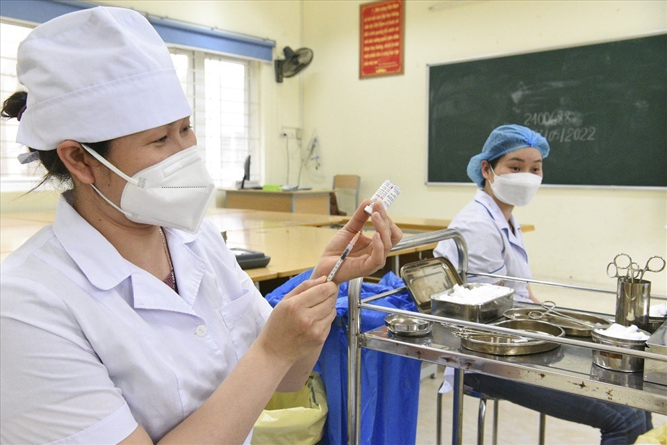 Cán bộ y tế triển khai tiêm vaccine COVID-19. Ảnh: Lao Động