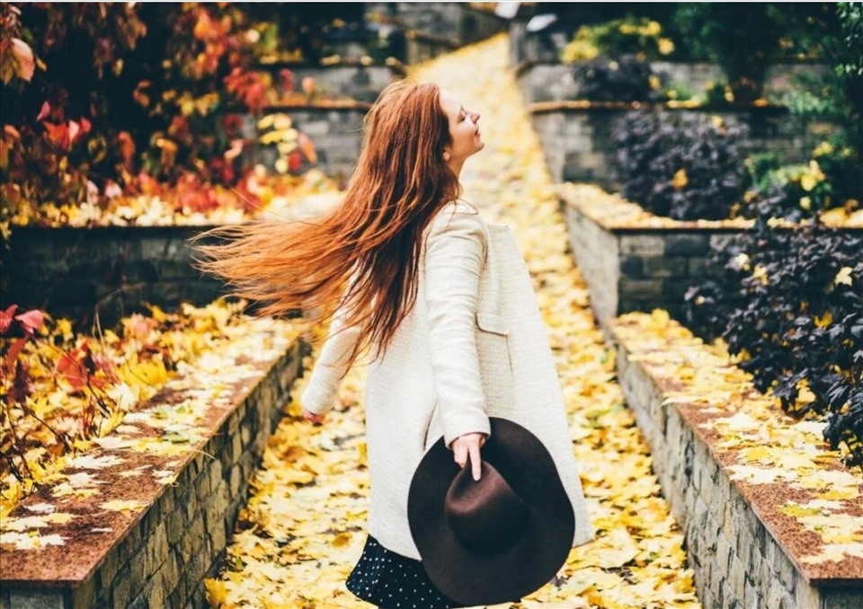 Ngừng quan tâm suy nghĩ của người khác sẽ giúp bạn sống hạnh phúc hơn mỗi ngày. Ảnh: Life as mama