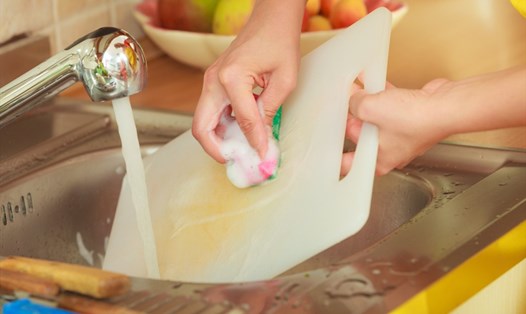 Thớt nhựa cần rửa đúng cách nhằm tránh bị ẩm mốc, gây hại cho sức khoẻ. Ảnh: Xinhua