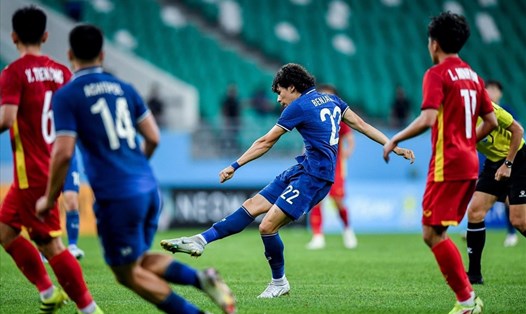 Tình huống Ben Davis tung cú sút xa giúp U23 Thái Lan gỡ hòa 1-1 trước U23 Việt Nam. Ảnh: Changsuek