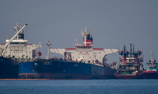 Tàu chở dầu mang cờ Liberia Ice Energy (trái) chuyển dầu thô từ tàu chở dầu mang cờ Nga Lana (phải) ngoài khơi Karystos, Hy Lạp, ngày 29.5.2022. Ảnh: AFP