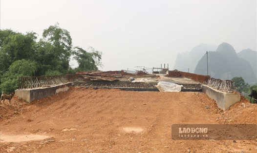Dự án cầu tại huyện Lạc Thuỷ, tỉnh Hoà Bình đã khởi công 6 năm, nhưng đến nay vẫn còn dang dở. Ảnh: Khánh Linh