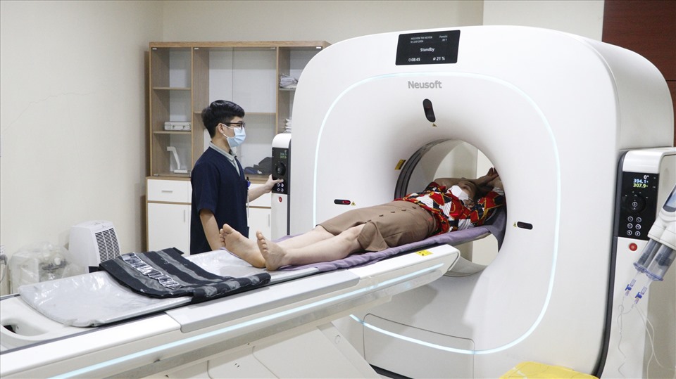 Bác sĩ kiểm tra sức khoẻ cho bệnh nhân. Ảnh: BVCC