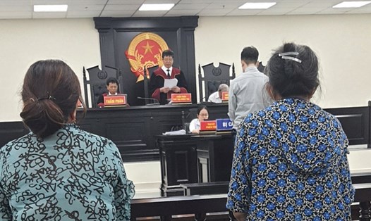 Chủ toạ phiên toà công bố bản án với Nguyễn Như Ý. Ảnh: V.D
