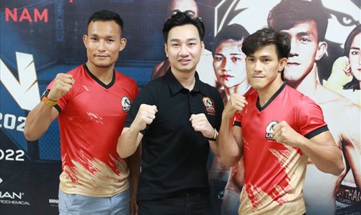 2 võ sĩ Nguyễn Quang Lộc (ngoài cùng bên trái) và Nguyễn Trần Duy Nhất (ngoài cùng bên phải). Ảnh: Minh Đức