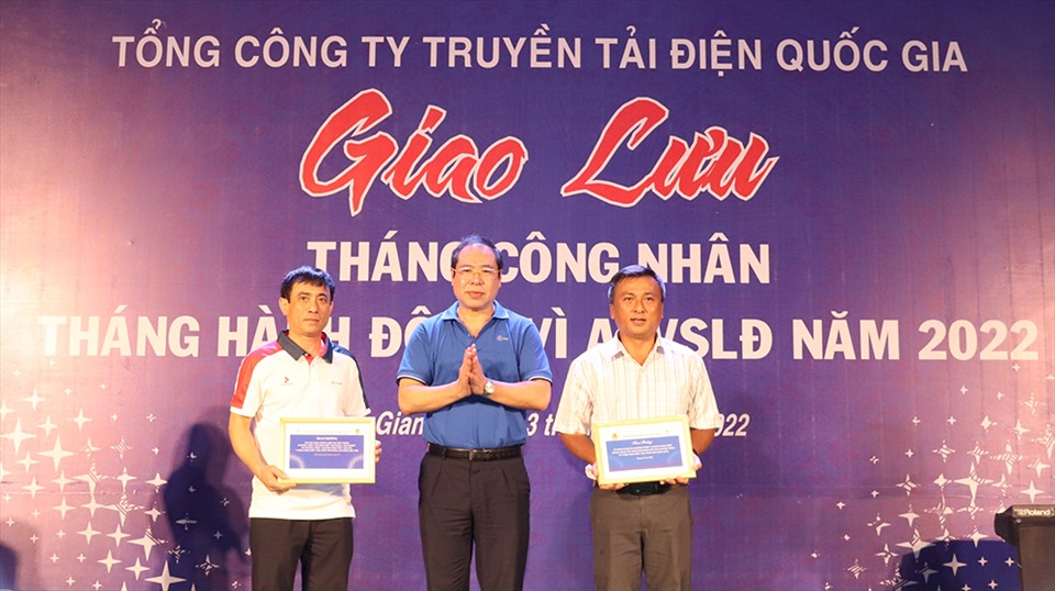 Lãnh đạo Công đoàn Điện lực Việt Nam khen thưởng cho tập thể và cá nhân thuộc Công đoàn EVNNPT về thành tích hoàn thành vượt mức giai đoạn 1 kế hoạch 10.000 sáng kiến. Ảnh: CĐĐL