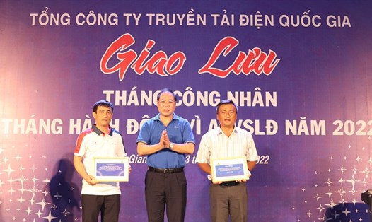 Lãnh đạo Công đoàn Điện lực Việt Nam khen thưởng cho tập thể và cá nhân thuộc Công đoàn EVNNPT về thành tích hoàn thành vượt mức giai đoạn 1 kế hoạch 10.000 sáng kiến. Ảnh: CĐĐL