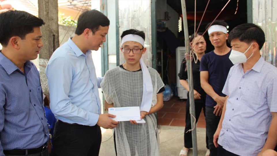 Động viên, chia buồn với gia đình nạn nhân trong vụ tai nạn ở Bắc Giang