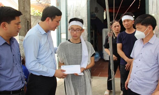 Lãnh đạo UBND tỉnh và Ban ATGT tỉnh Bắc Giang thăm hỏi, động viên gia đình nạn nhân.