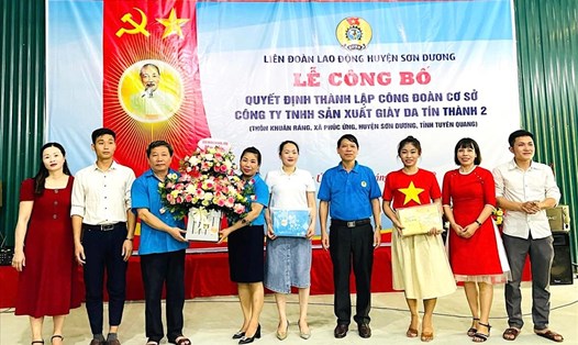 Lãnh đạo LĐLĐ tỉnh Tuyên Quang tặng hoa chúc mừng Ban Chấp hành công đoàn cơ sở. Ảnh: CĐTQ