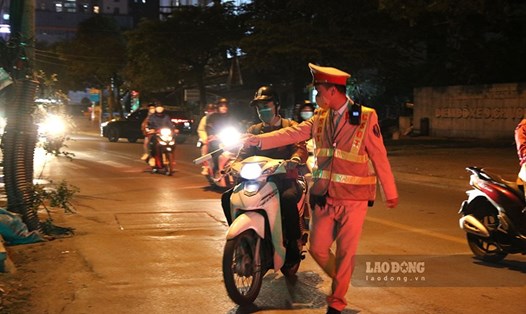 Hành vi điều khiển xe máy bấm còi, nẹt pô vào ban đêm trong khu đông dân cư sẽ bị xử phạt theo quy định. Ảnh: LDO