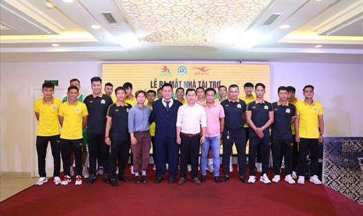 Câu lạc bộ futsal Sài Gòn ra mắt nhà tài trợ, huấn luyện viên mới đồng thời làm lễ xuấn quân vào sáng 3.6. Ảnh: X.H