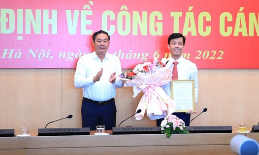 Phó Chủ tịch Thường trực UBND thành phố Lê Hồng Sơn trao quyết định bổ nhiệm cho ông Cù Ngọc Trang. Ảnh: Tiến Thành
