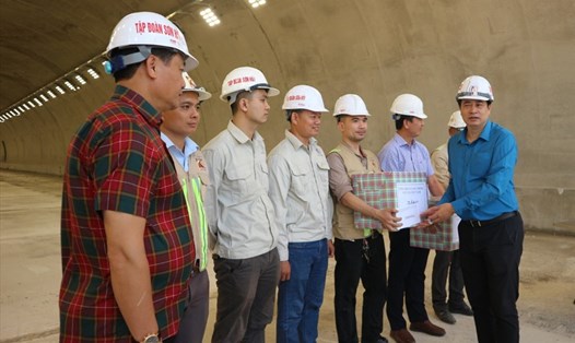 Ông Phạm Hoài Phương - Chủ tịch Công đoàn ngành GTVT Việt Nam tặng quà cho CNLĐ đang làm việc trên công trường thi công dự án Mai Sơn - QL45. Ảnh: NT