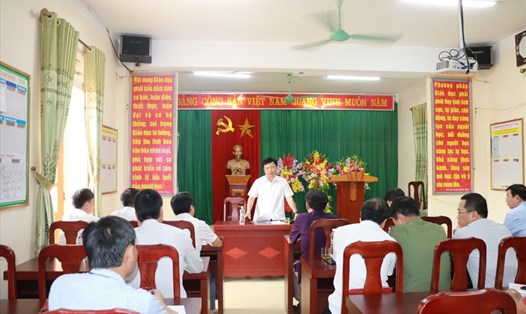 Ông Bùi Đình Long - Phó Chủ tịch UBND tỉnh Nghệ An trao đổi với Ban chỉ đạo thi huyện Nam Đàn và Trường THPT Nam Đàn 1. Ảnh: MK