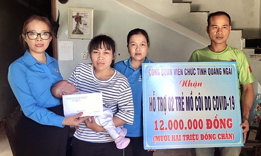 Công đoàn Viên chức tỉnh Quảng Ngãi thăm và trao hỗ trợ 2 trẻ em mồ côi mẹ vì dịch bệnh COVID-19 tại xã Sơn Hạ và Thị trấn Di Lăng, huyện Sơn Hà. Ảnh: Lệ Thu