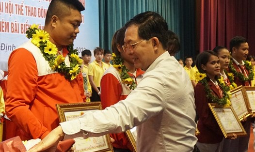 Bí thư Tỉnh ủy Bình Định Hồ Quốc Dũng trao phần thưởng cho các huấn luyện viên, vận động viên xuất sắc...