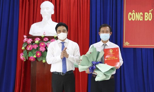 Ông Nguyễn Trọng Trung (bên phải ảnh) nhận nhiệm vụ lãnh đạo huyện 
Cam Lâm, tỉnh Khánh Hòa vào năm 2021. Ảnh: Đình Lâm
