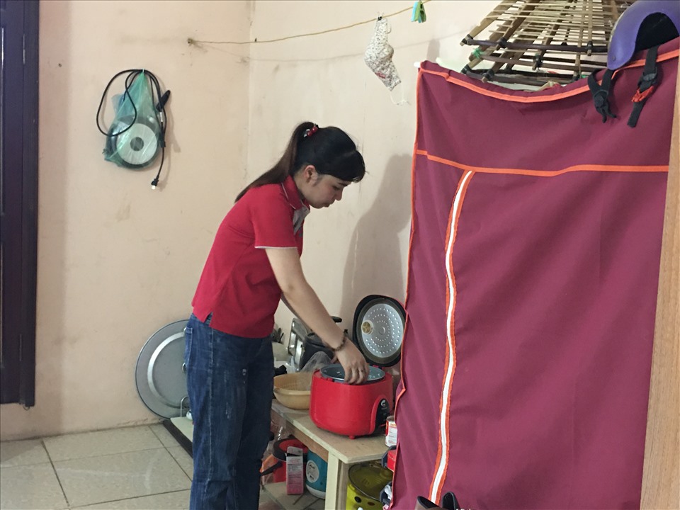 Chị Thuỷ chuẩn bị nấu cơm chiều sau khi đi làm về. Ảnh: L.Nguyên