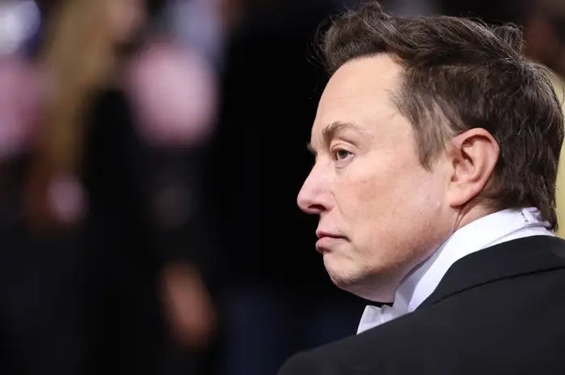 Billionaire Elon Musk asks Tesla to halt global hiring
