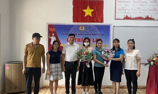 Liên đoàn Lao động huyện Bình Giang chúc mừng ban chấp hành cơ sở Công ty TNHH Quốc tế QJT. Ảnh: D.Thuý
