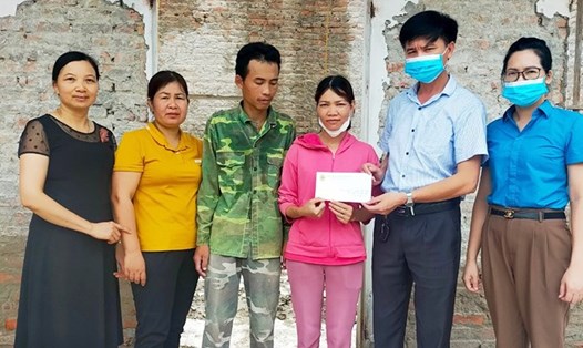 Lãnh đạo Liên đoàn Lao động huyện Hạ Hòa trao quà hỗ trợ tới đoàn viên bị cháy nhà.