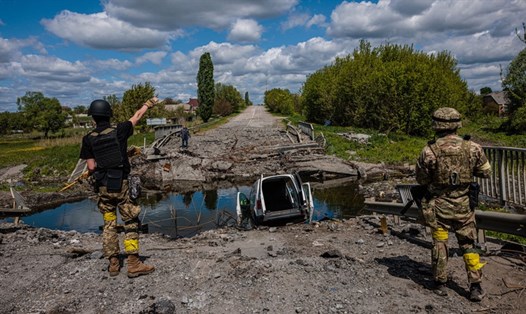 Các chiến binh của tiểu đoàn Kraken gần làng Rus'ka Lozova, phía bắc Kharkiv, Ukraina. Ảnh: AFP