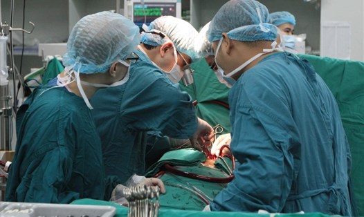 Nhân viên y tế bệnh viện công gặp nhiều khó khăn, áp lực. Trong ảnh: Nhân viên y tế một bệnh viện công tại Hà Nội đang phẫu thuật cho bệnh nhân. Ảnh: Hải Nguyễn