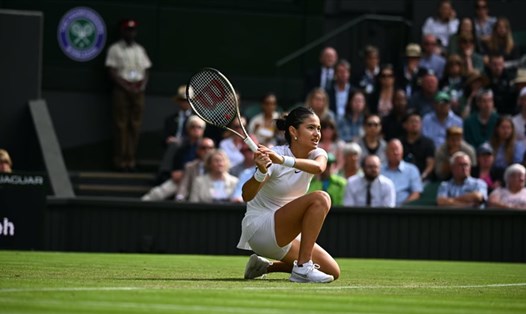 Emma Raducanu sớm chia tay Wimbledon 2022 ngay từ vòng 2. Ảnh: FFT