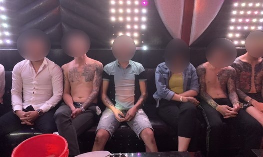 Các thanh niên nam nữ tổ chức tiệc ma túy trong quán karaoke. Ảnh: Minh Quỳnh