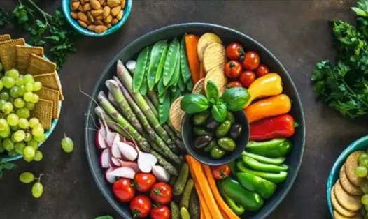 Rau xanh, trai cây, ngũ cốc, sản phẩm từ sữa... là những thực phẩm nên bổ sung vào khẩu phần ăn hàng ngày của trẻ. Ảnh: Shutterstock