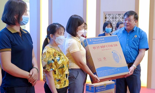 Ông Nguyễn Ngọc Hướng - Phó Chủ tịch Liên đoàn Lao động tỉnh Phú Thọ trao quà cho gia đình đoàn viên, công nhân viên chức lao động có hoàn cảnh khó khăn.